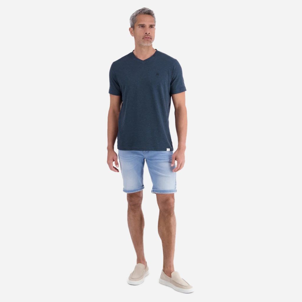 Styling trička LERROS Storm Blue s béžovými bermudami