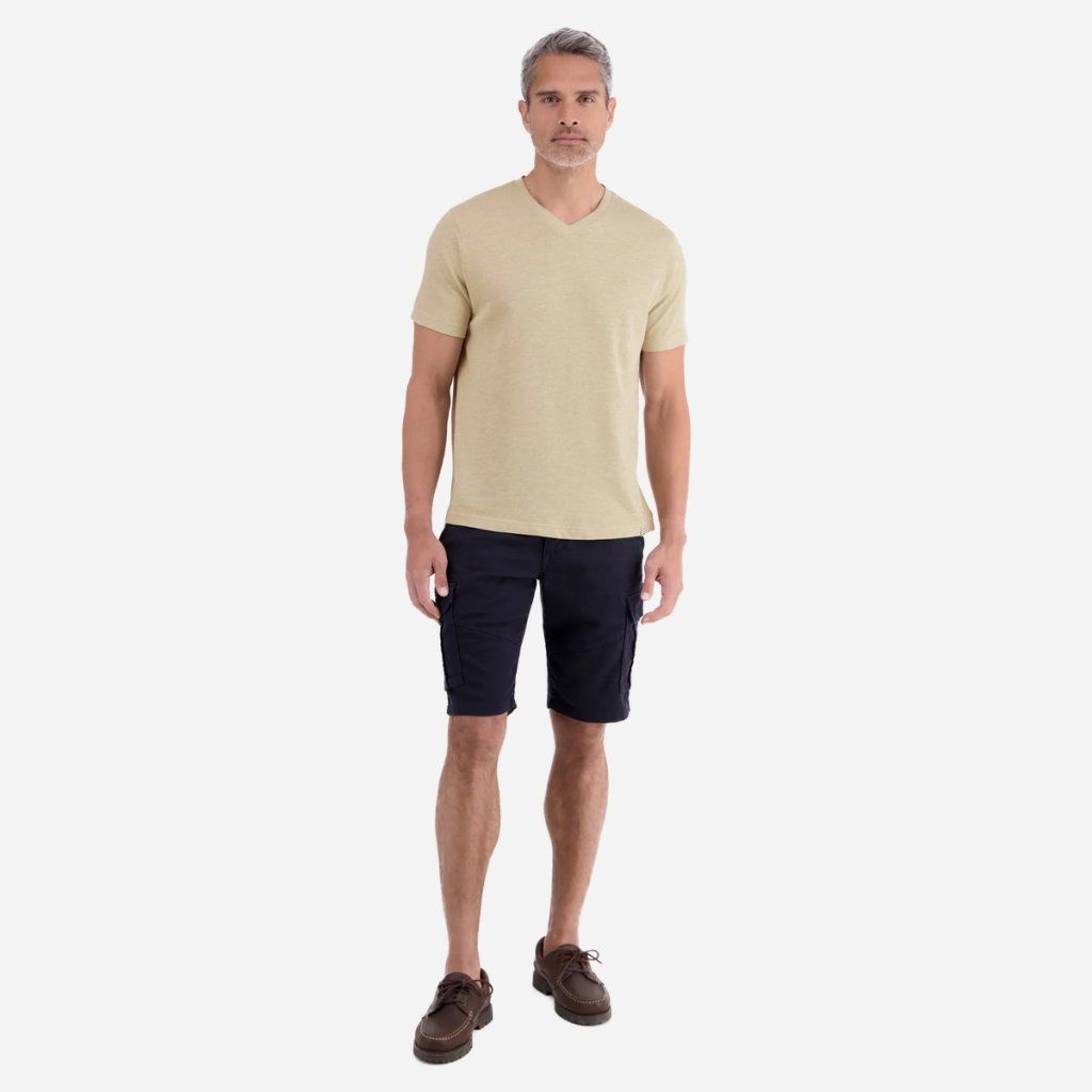 Styling trička LERROS Gravel Beige s tmavomodrými džínsami