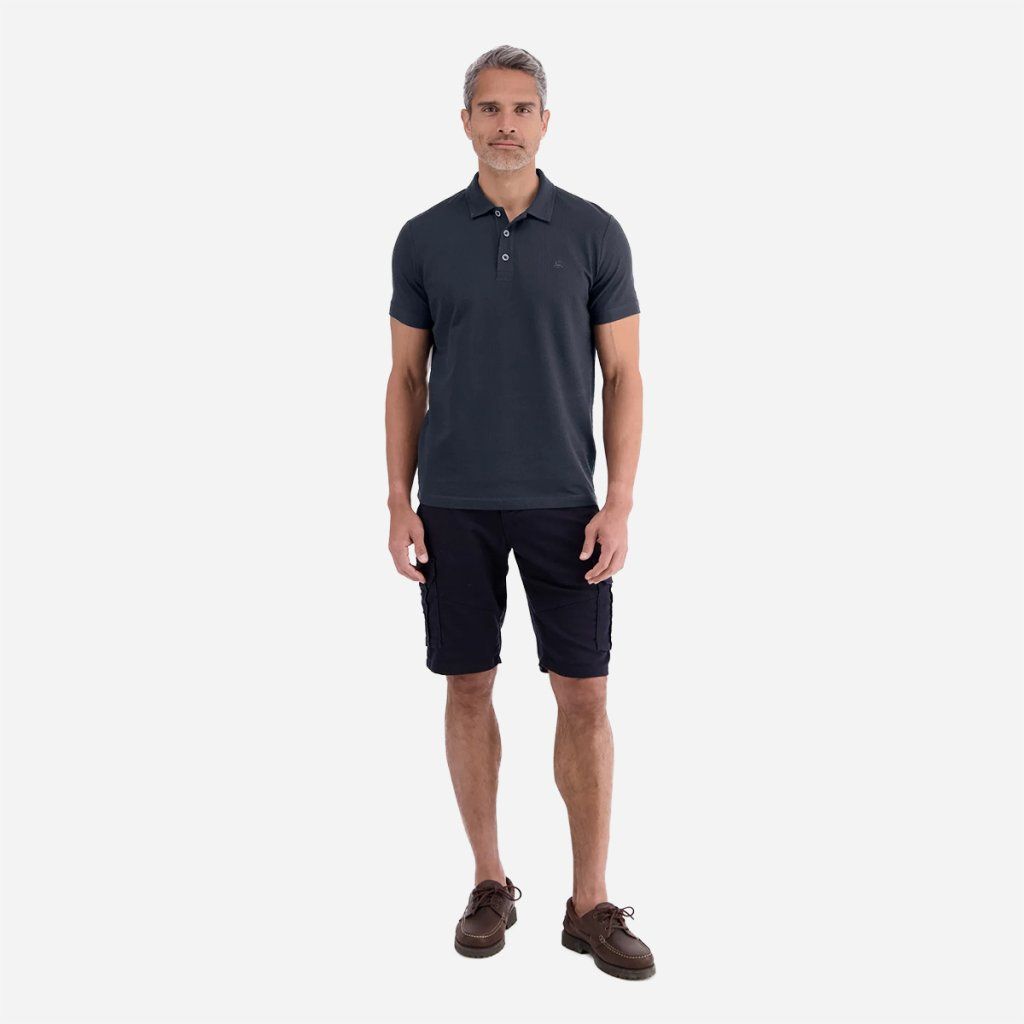 Styling tmavomodrej polokošele LERROS s letným outfitom