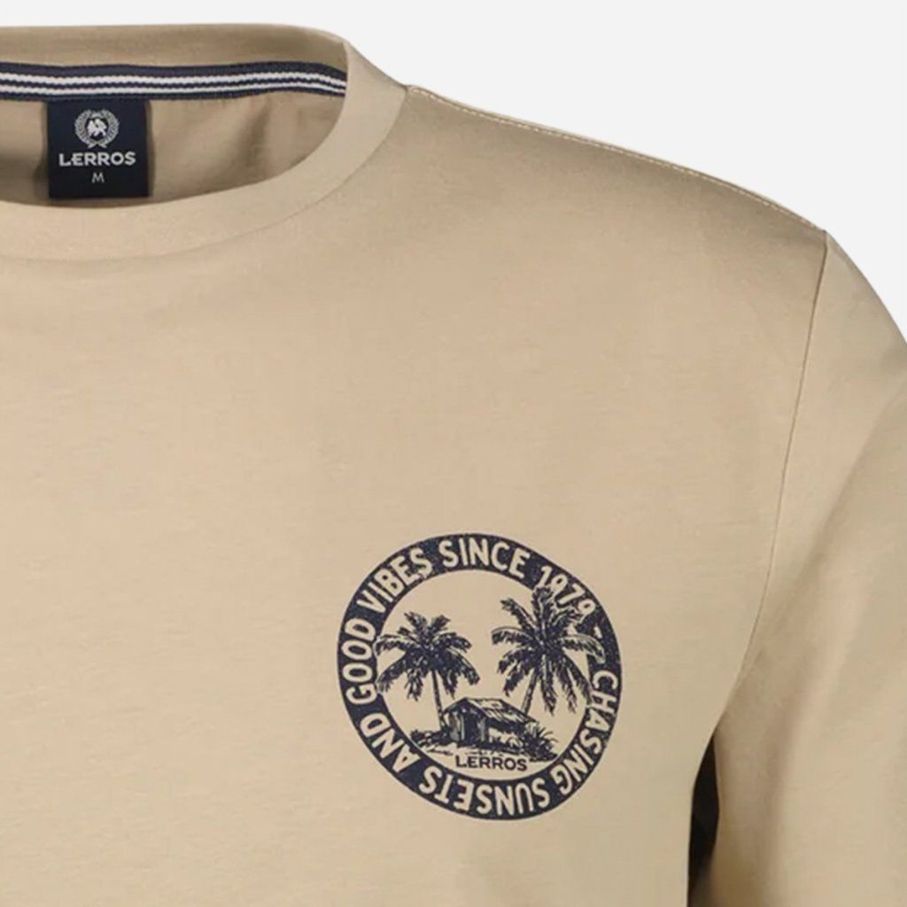 Detail pánskeho trička LERROS gravel beige s minimalistickou potlačou