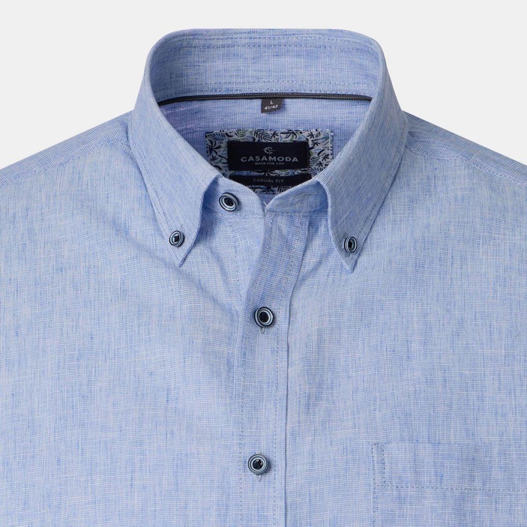 Detail ľanovej tkaniny košele CASAMODA svetlomodrá krátky rukáv Comfort Fit