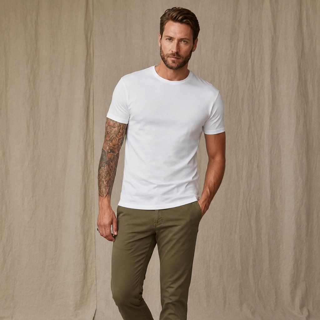 Styling bieleho trička TEE JAYS s chinos nohavicami