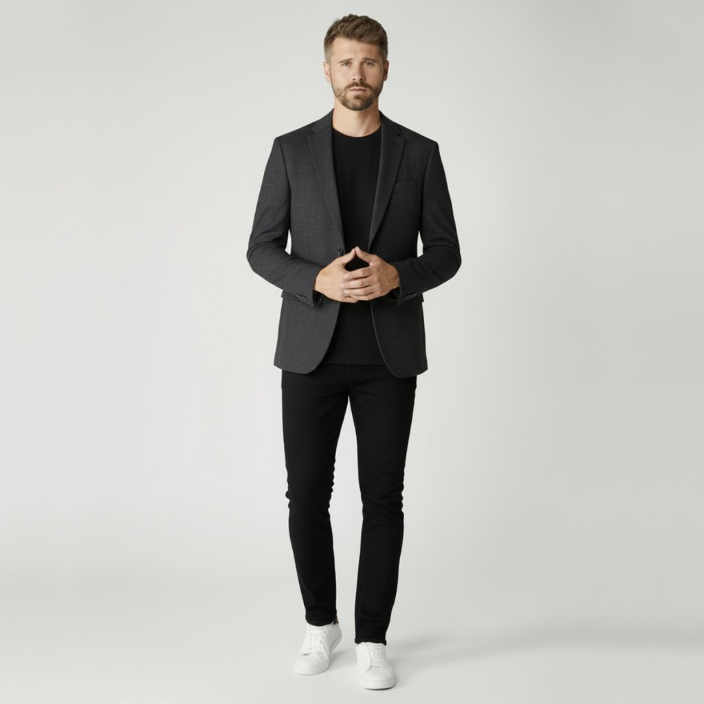 muž v čiernom tričku so sivým sakom